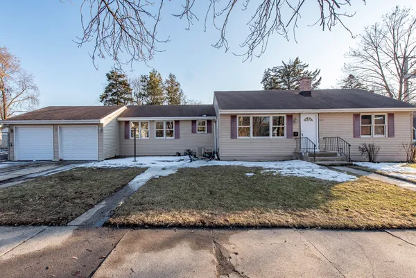 $2,400 | 821 12th Street, North Chicago, IL 60064