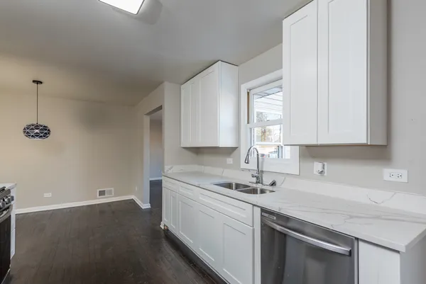 $2,400 | 821 12th Street, North Chicago, IL 60064