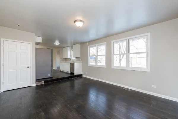 $2,400 | 821 12th Street, North Chicago, IL 60064