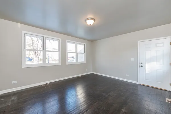 $2,400 | 821 12th Street, North Chicago, IL 60064