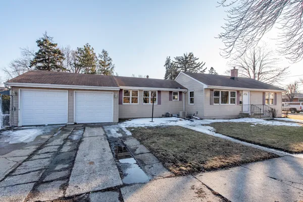 $2,400 | 821 12th Street, North Chicago, IL 60064