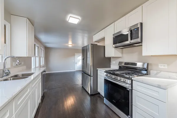 $2,400 | 821 12th Street, North Chicago, IL 60064