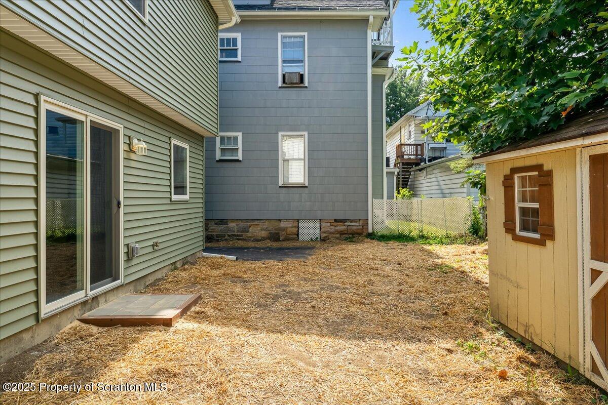 820 822 Delaware Street Scranton, PA 18509 - Photo 32 of 48 a view of a backyard of the house