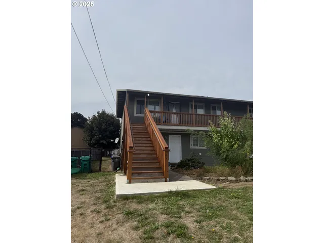 a view of entryway with yard