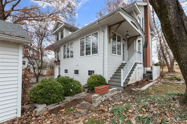 $860,000 | 321 South Elm Avenue, Webster Groves, MO 63119