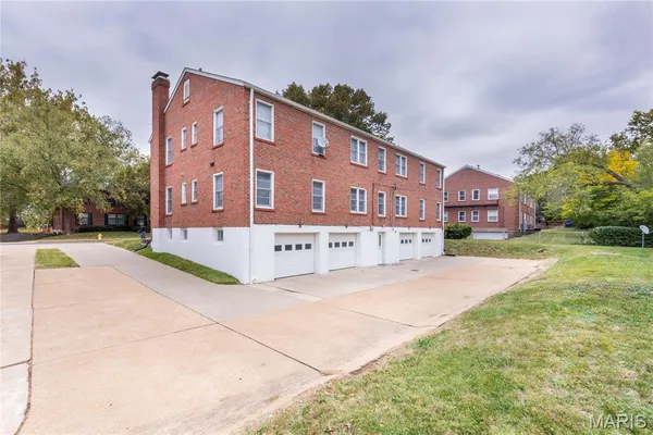 $1,700,000 | 8124-8130 Roxburgh Drive, Unit 1E 1W 2E 2W, St. Louis, MO 63105