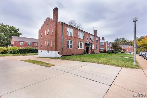 $1,700,000 | 8124-8130 Roxburgh Drive, Unit 1E 1W 2E 2W, St. Louis, MO 63105