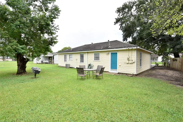 a view of a house with a backyard