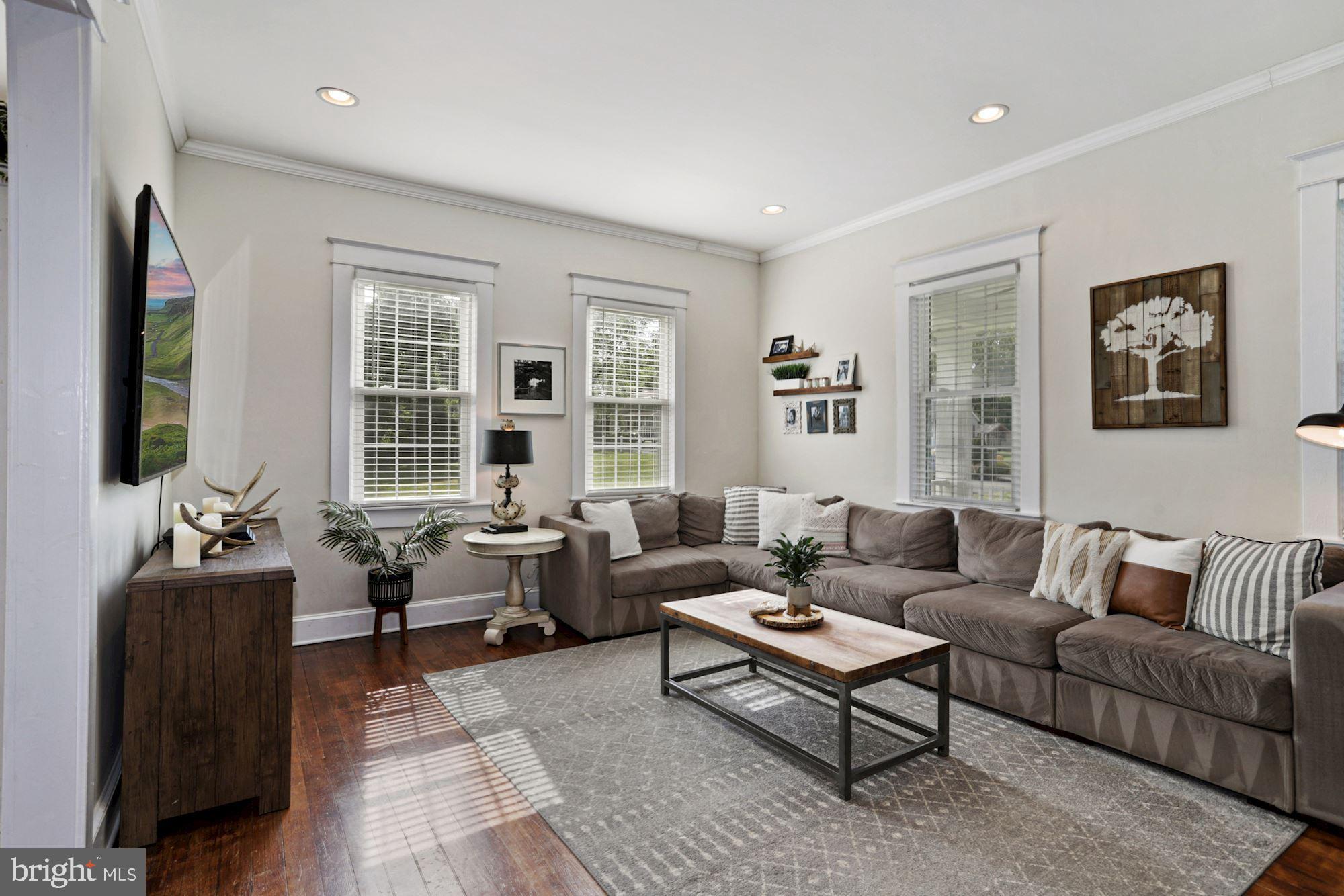 372 Forest Beach Road Annapolis, MD 21409 - Photo 7 of 49 Plenty of space to entertain.