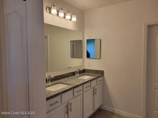 a view of empty room with window