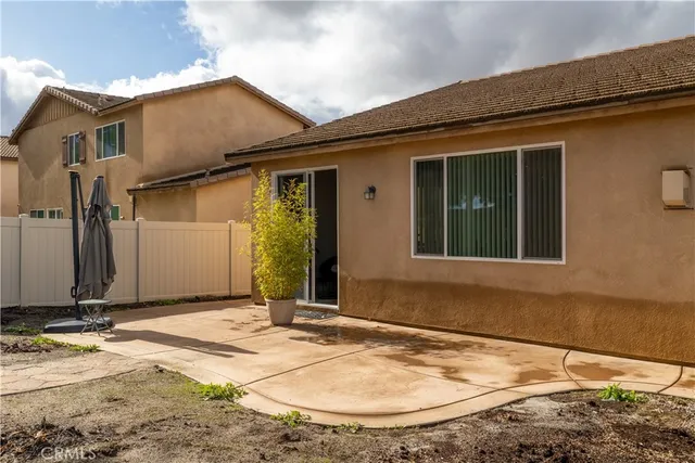 a view of a house with backyard