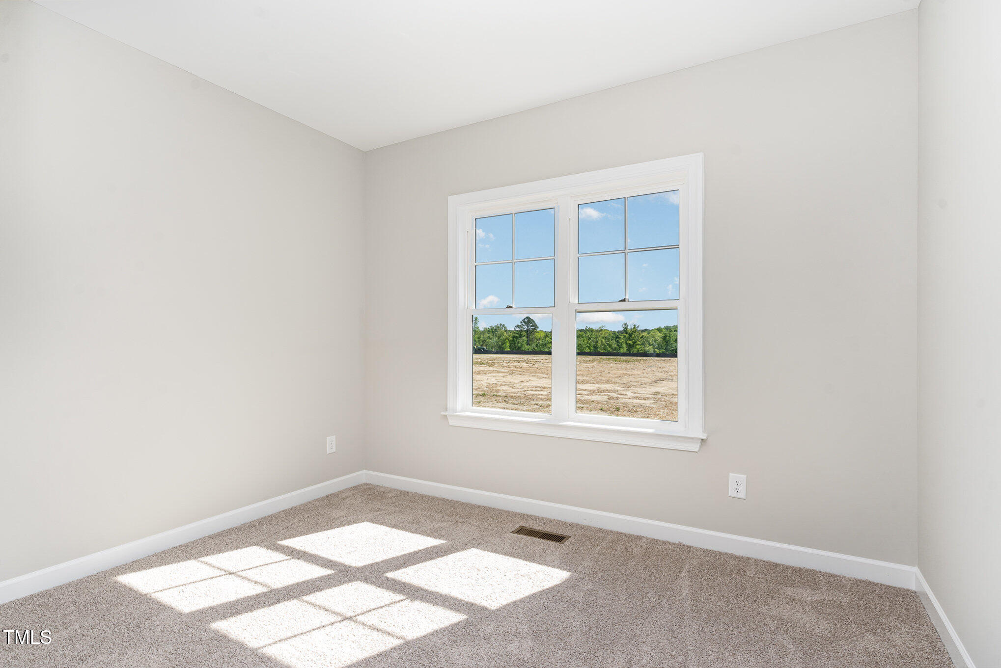 30 Tee Drive Selma, NC 27576 - Photo 23 of 28 an empty room with windows