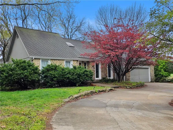 $310,000 | 1901 East Frontier Lane, Olathe, KS 66062