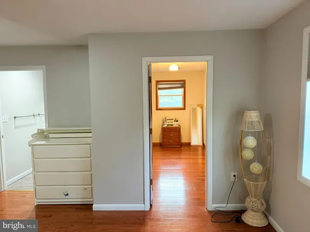 a en suite bathroom with a double vanity sink and a mirror