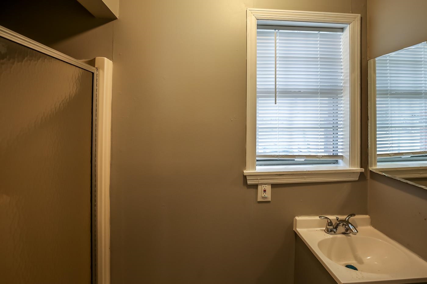 746 Waring Road Memphis, TN 38122 - Photo 6 of 16 Bathroom featuring vanity
