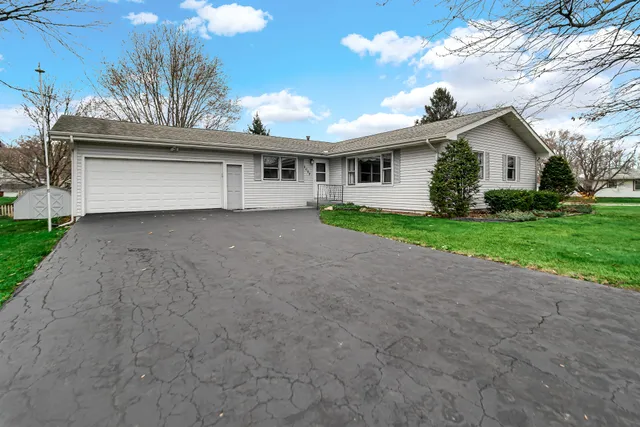 $299,900 | 2002 Crockett Avenue, Valparaiso, IN 46383