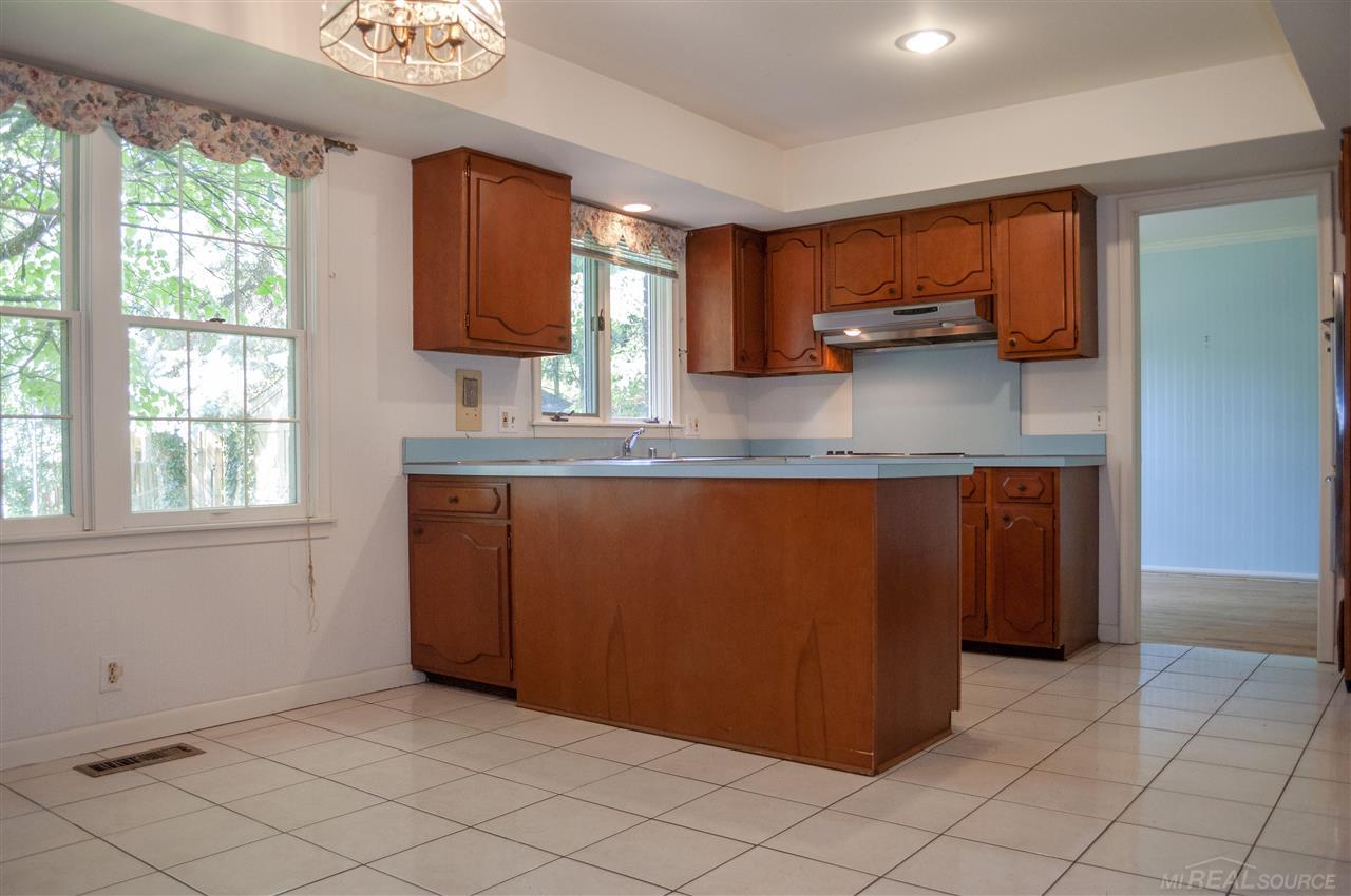 921 Cook Grosse Pointe, MI 48236 - Photo 10 of 26 50016843-9.JPG