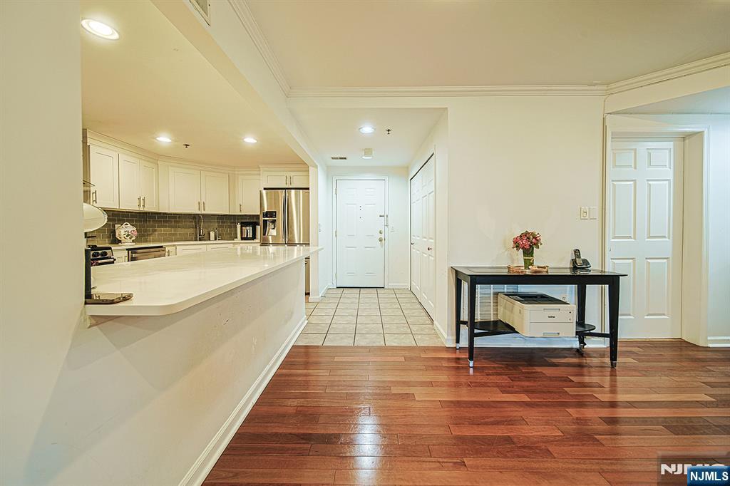 306 Smith Court, Unit R306 Edgewater, NJ 07020 - Photo 10 of 33