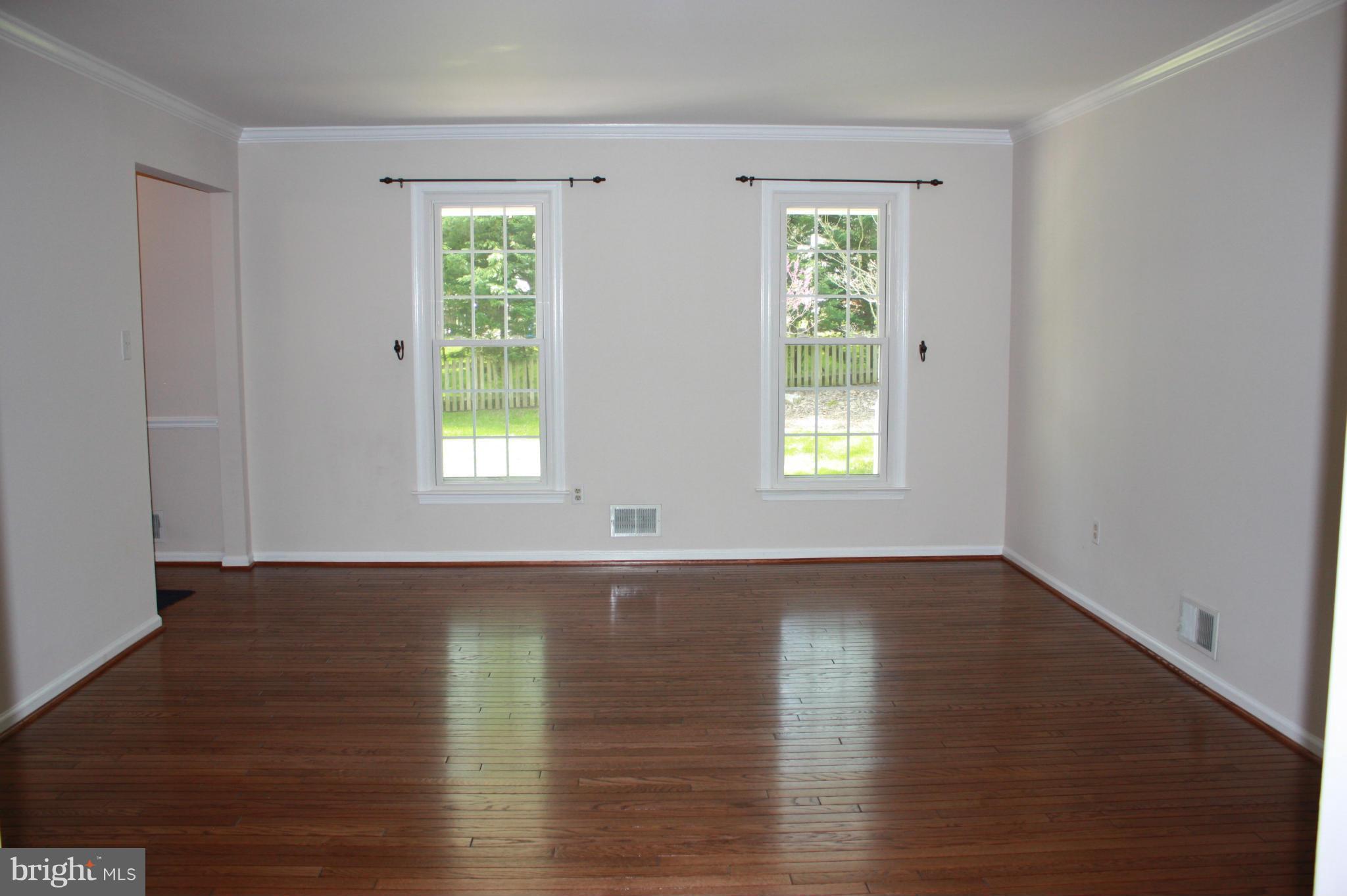 10557 Patuxent Ridge Way Laurel, MD 20723 - Photo 8 of 27 Living Room