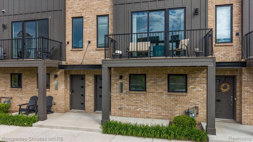 1083 Hampton Circle Detroit, MI 48236 - Photo 7 of 53