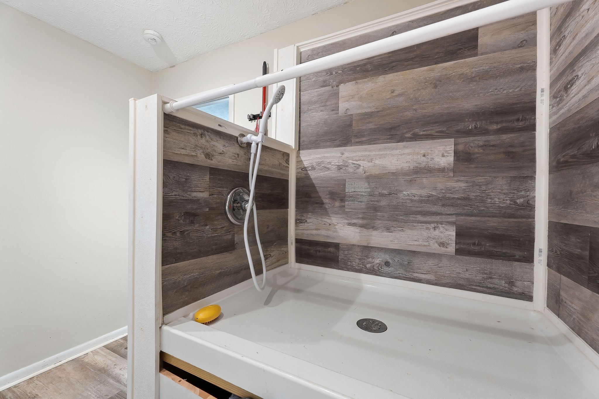 618 Cash Dollar Road Walling, TN 38587 - Photo 10 of 60 a bathroom with a bath tub