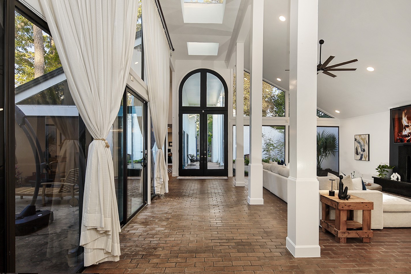 10 West Shady Lane Houston, TX 77063 - Photo 8 of 49