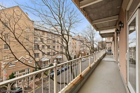 $430,000 | 207 Shearwater Court West, Unit 31, Jersey City, NJ 07305