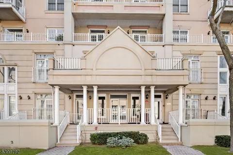 $430,000 | 207 Shearwater Court West, Unit 31, Jersey City, NJ 07305