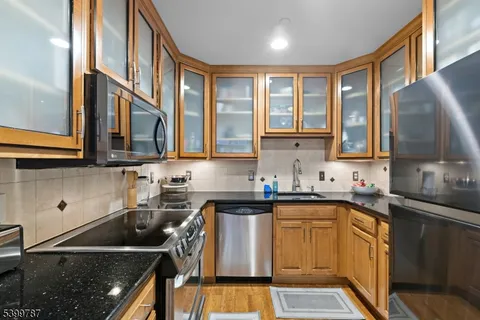 $430,000 | 207 Shearwater Court West, Unit 31, Jersey City, NJ 07305