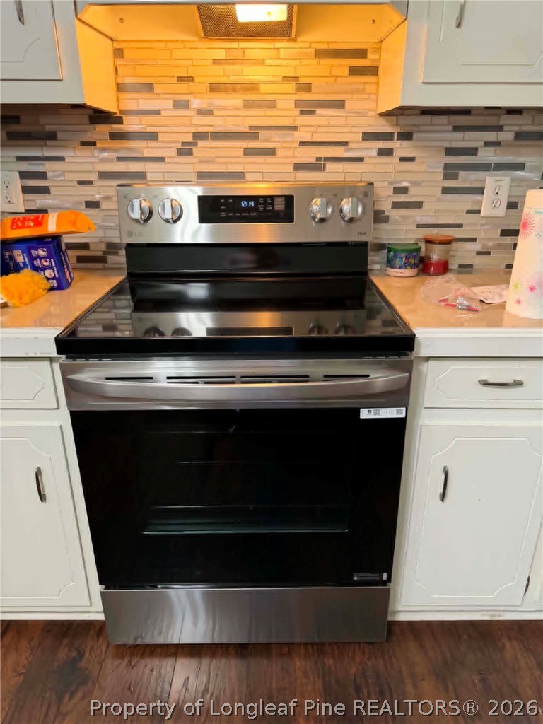 634 Dallas Road Lumberton, NC 28358 - Photo 8 of 27 a stove top oven sitting inside of a kitchen