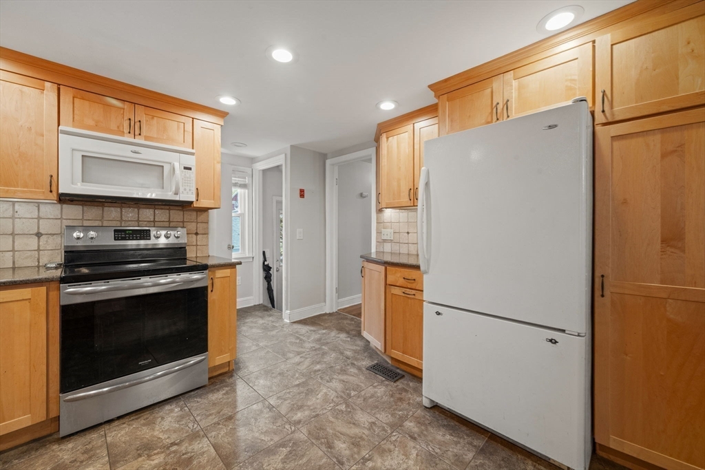 212 Emerson Street Springfield, MA 01118 - Photo 27 of 38 Gallery Image 27