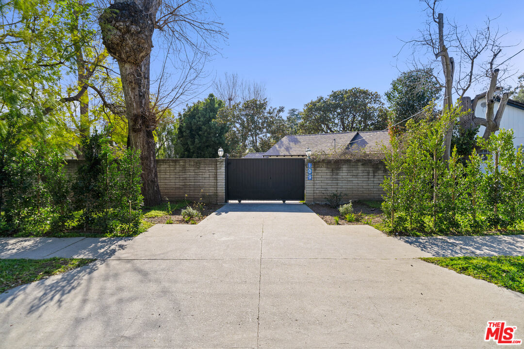 109 Homewood Road Los Angeles, CA 90049 - Photo 28 of 30