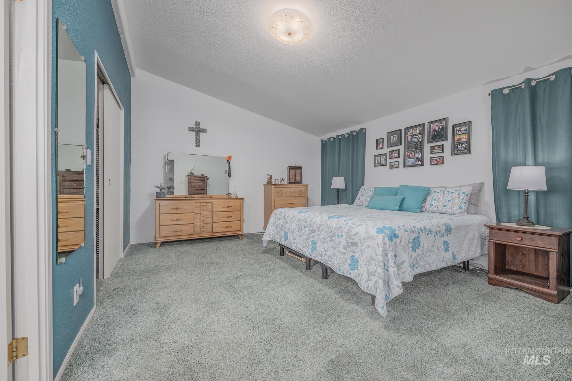 2750 Alden Road, Unit 27 Fruitland, ID 83619 - Photo 18 of 45 Carpeted bedroom featuring vaulted ceiling