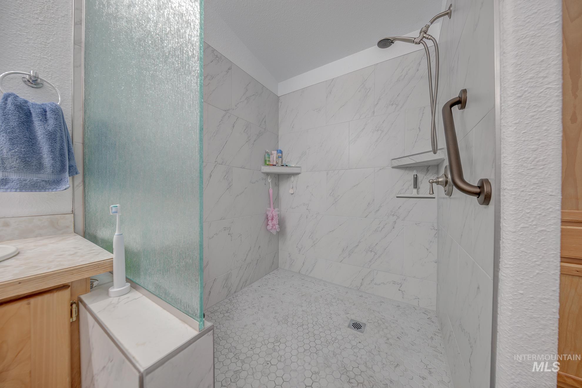 2750 Alden Road, Unit 27 Fruitland, ID 83619 - Photo 23 of 45 Bathroom with vanity and a stall shower