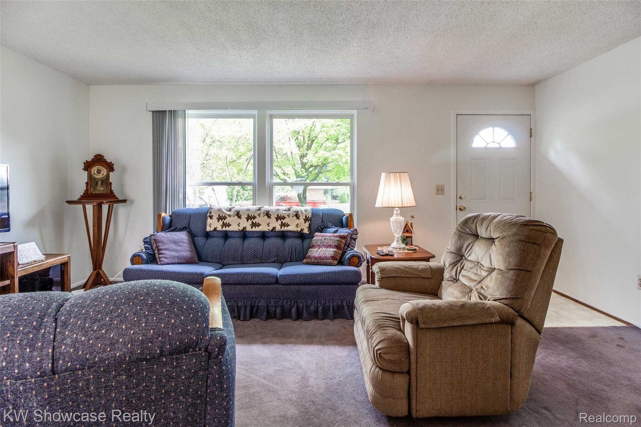 998 Hadley Road Rochester, MI 48307 - Photo 14 of 42 Interiors (5 of 34).jpg
