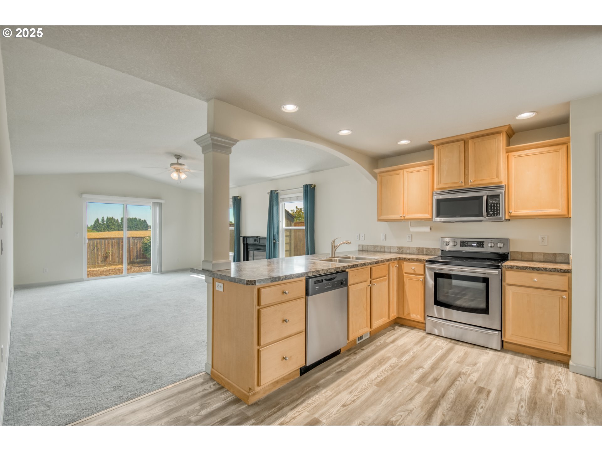 2469 Dorsey Drive Hubbard, OR 97032 - Photo 7 of 24 Kitchen