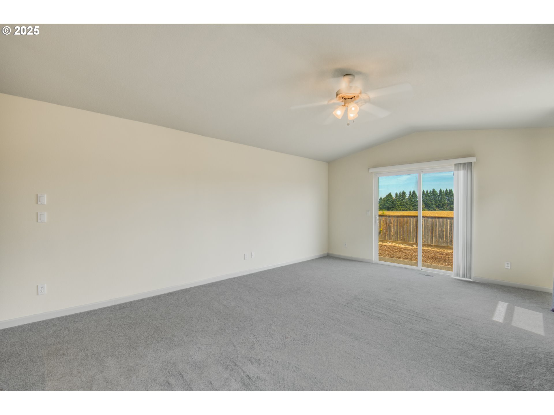 2469 Dorsey Drive Hubbard, OR 97032 - Photo 10 of 24 Living Room