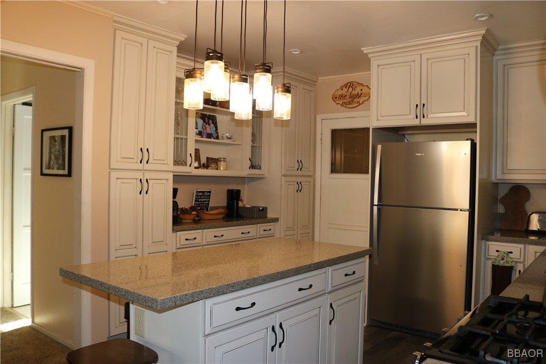 21 Holcomb Valley Road Fawnskin, CA 92333 - Photo 5 of 24 Lots of cabinets and countertop workspace.