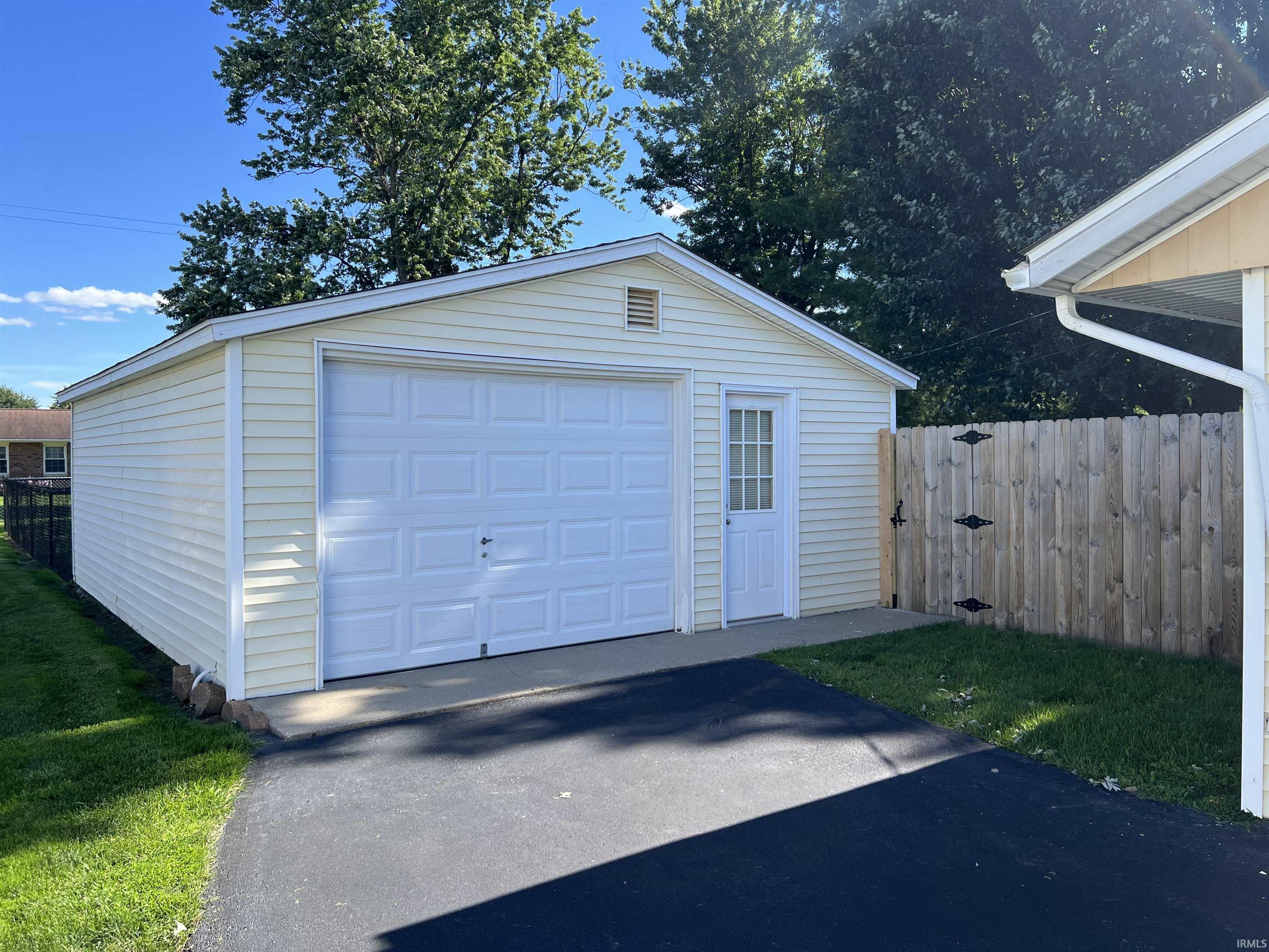1818 Oak Street Linton, IN 47441 - Photo 15 of 17