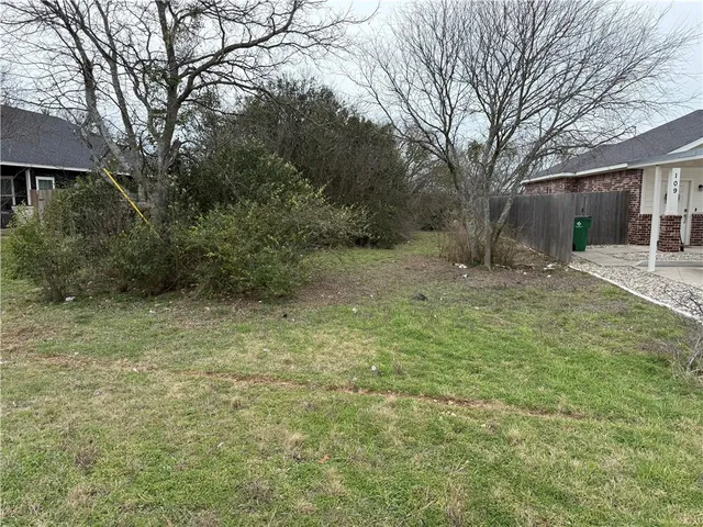 a view of a yard with a tree