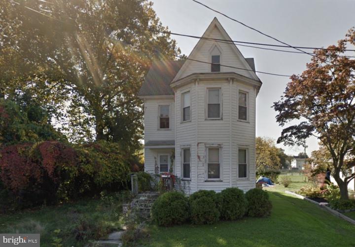 18 Pearl Street Penns Grove, NJ 08069 - Photo 1 of 15 a front view of a house with garden