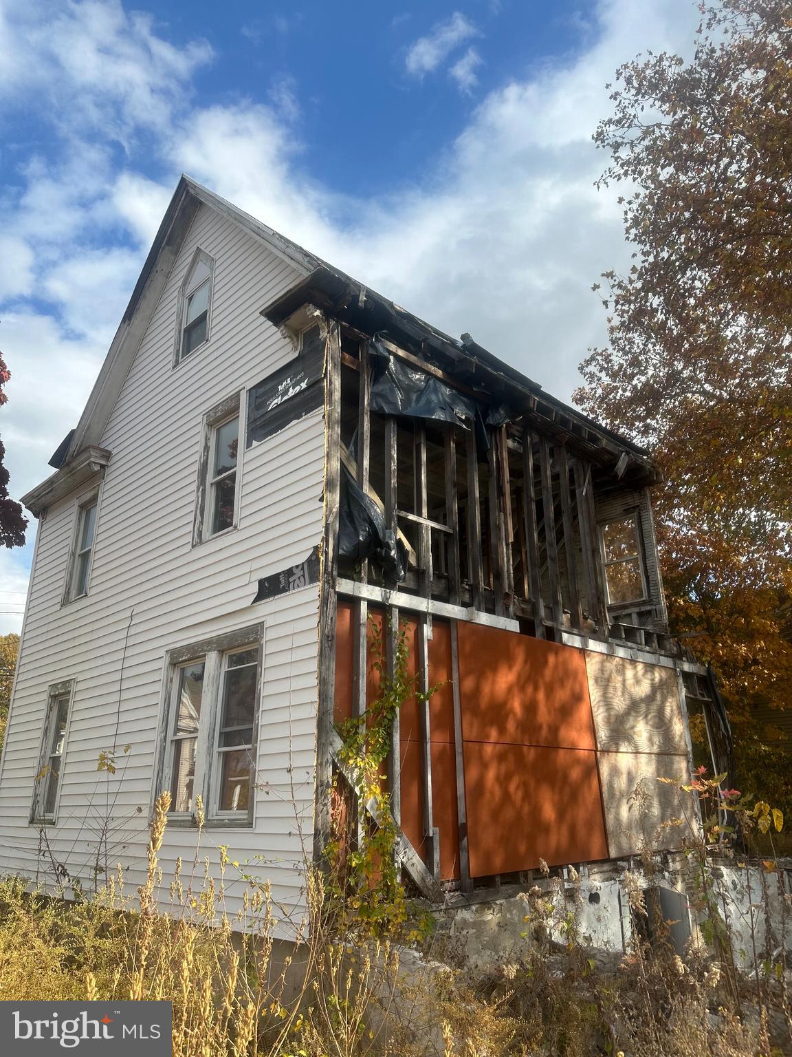 18 Pearl Street Penns Grove, NJ 08069 - Photo 4 of 15 a view of a house with wooden fence
