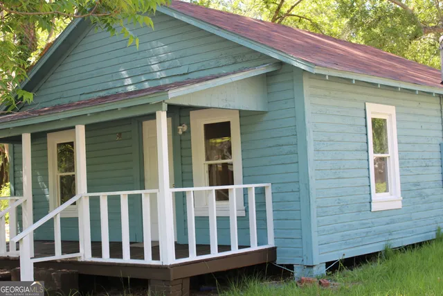 a view of a backyard with plants and garden