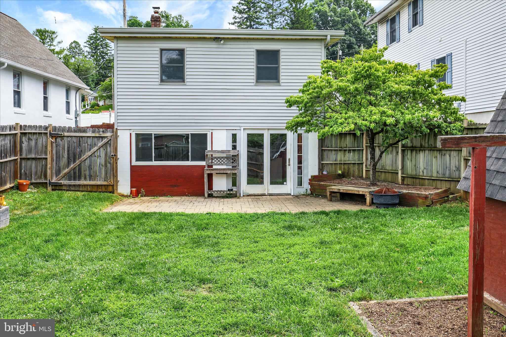 1027 Commonwealth Boulevard Reading, PA 19607 - Photo 24 of 31 Backyard Patio