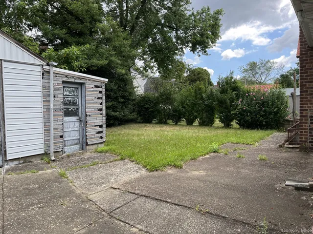 a view of a house with backyard and garden