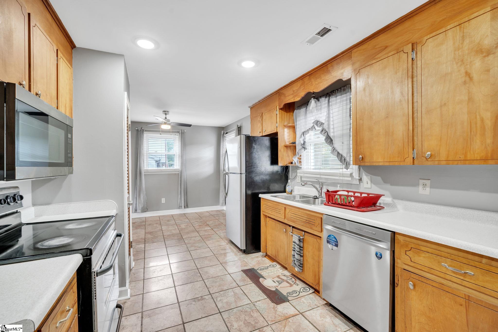 1127 Farrs Bridge Road Greenville, SC 29611 - Photo 4 of 26 Gallery Image 4