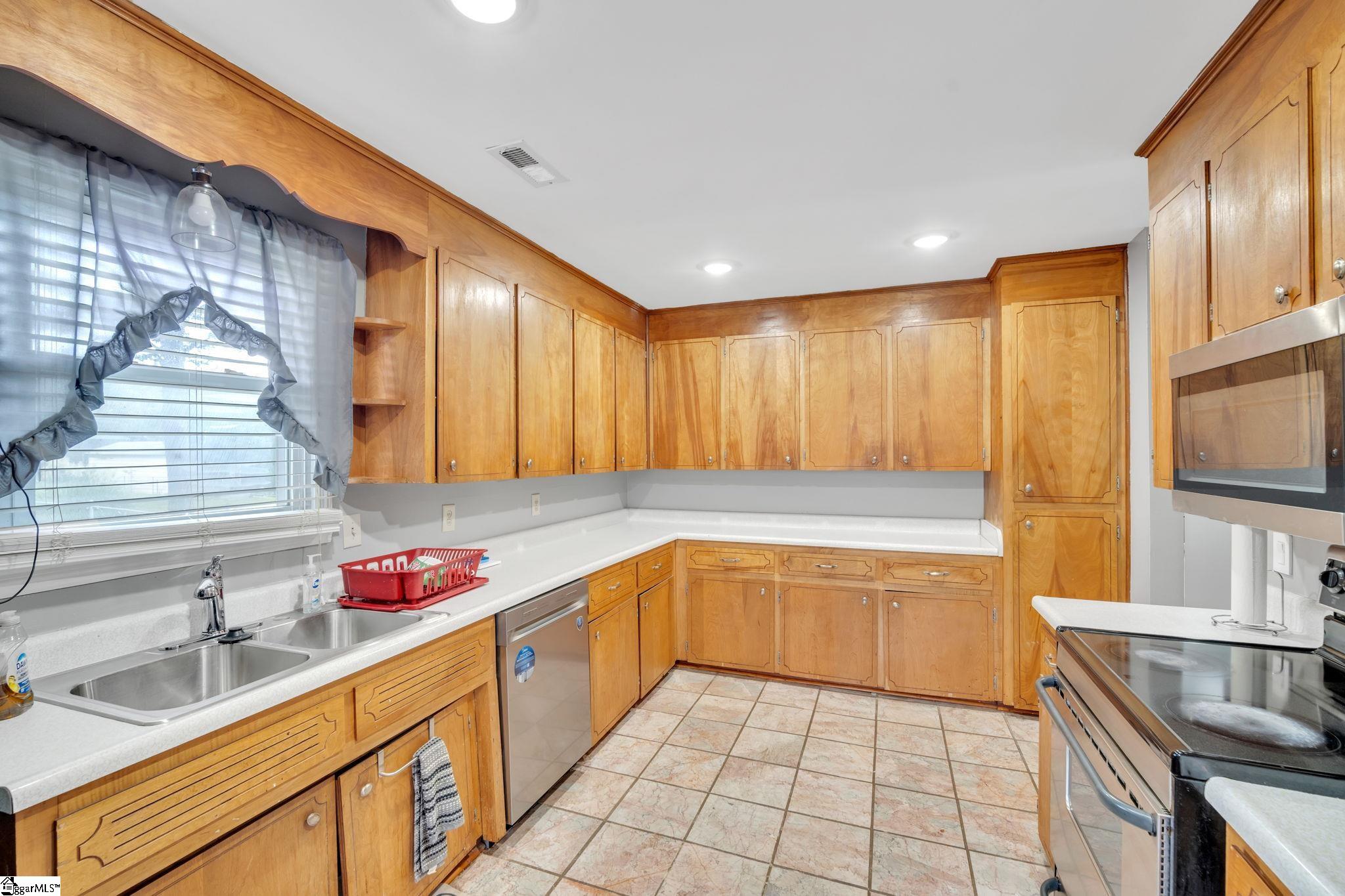 1127 Farrs Bridge Road Greenville, SC 29611 - Photo 5 of 26 Gallery Image 5