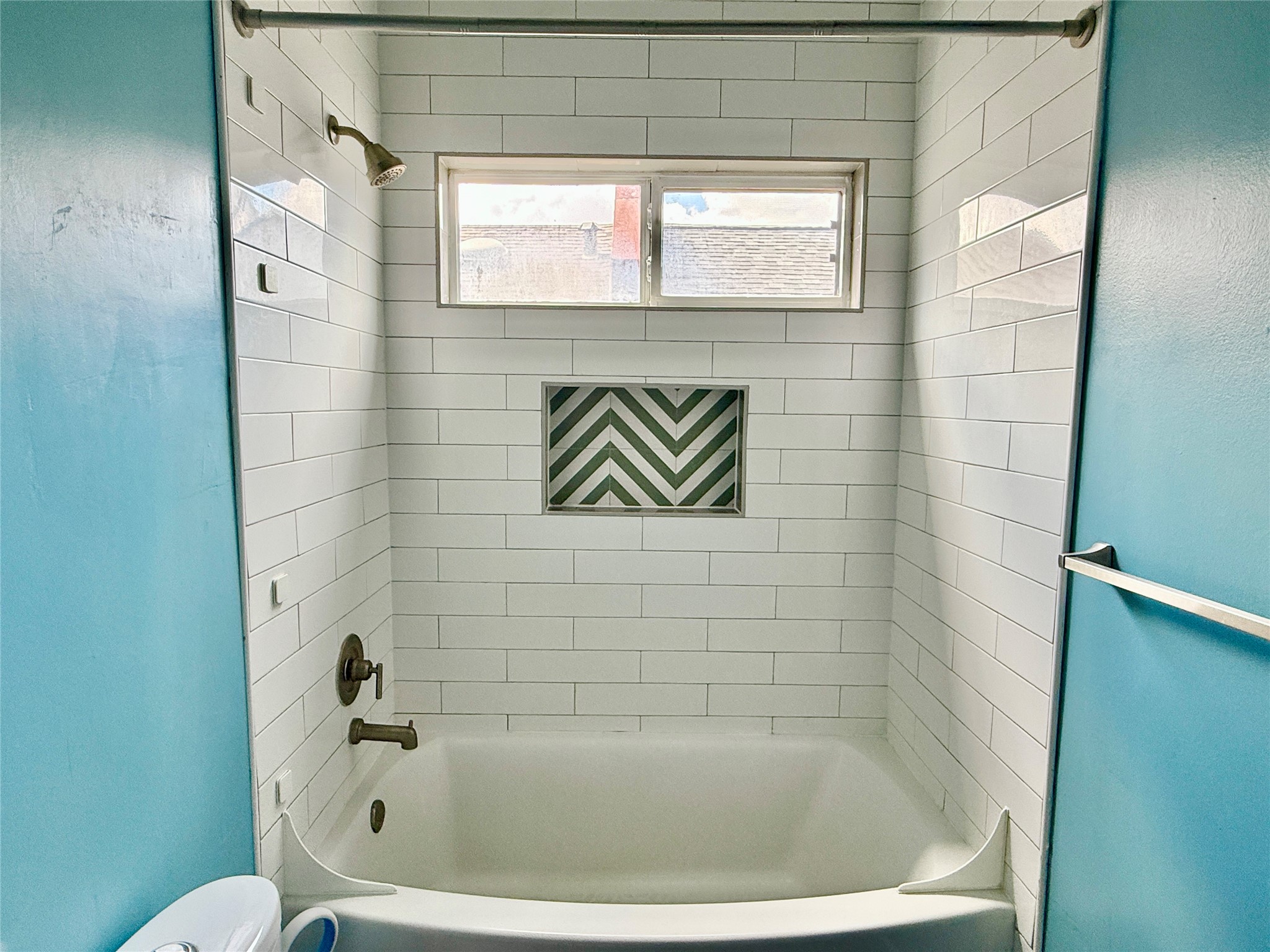 608 West Drew Street, Unit B Houston, TX 77006 - Photo 28 of 42 a bathroom with a bathtub