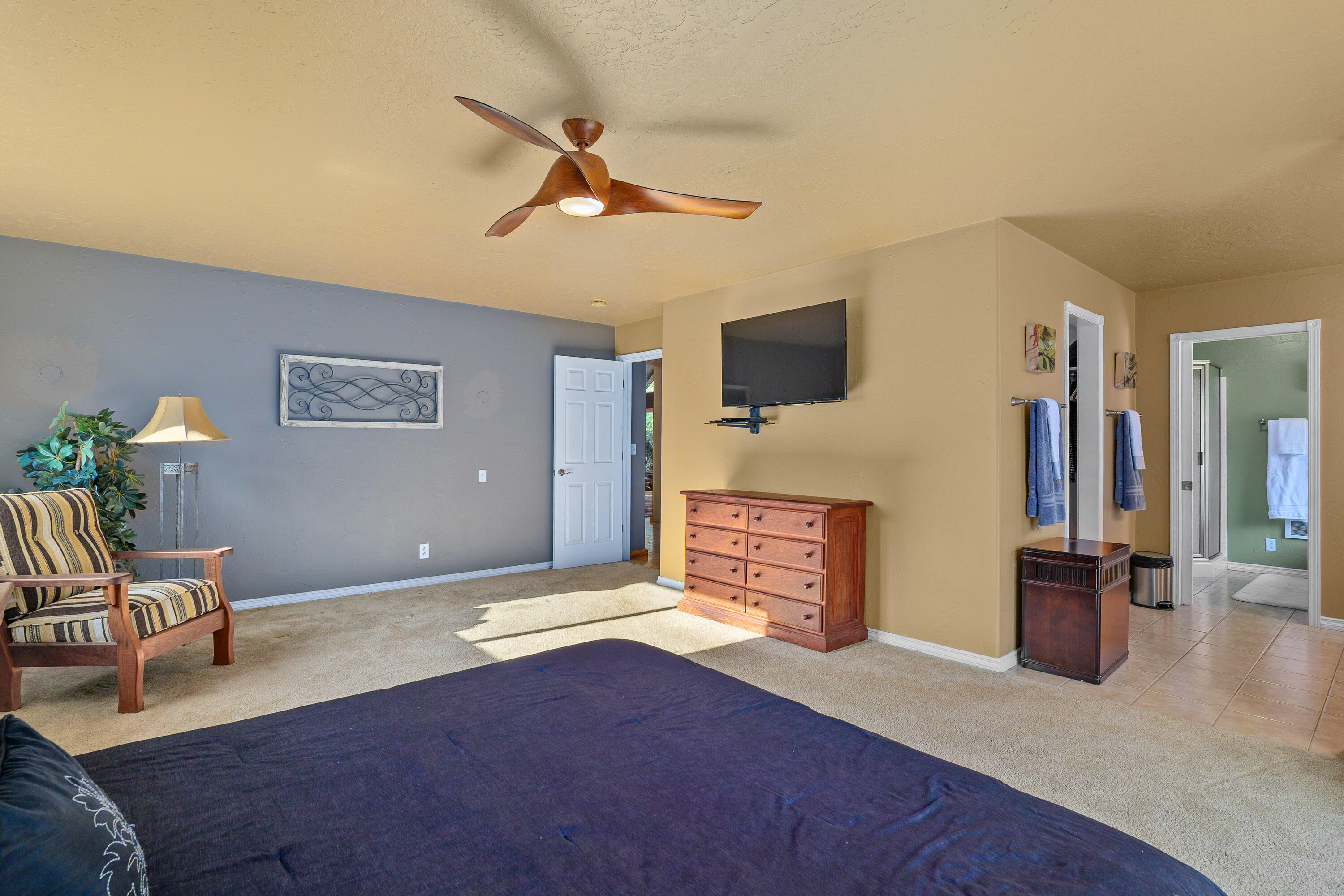 536 Ragsdale Road Trail, OR 97541 - Photo 27 of 67 a living room with furniture and a flat screen tv