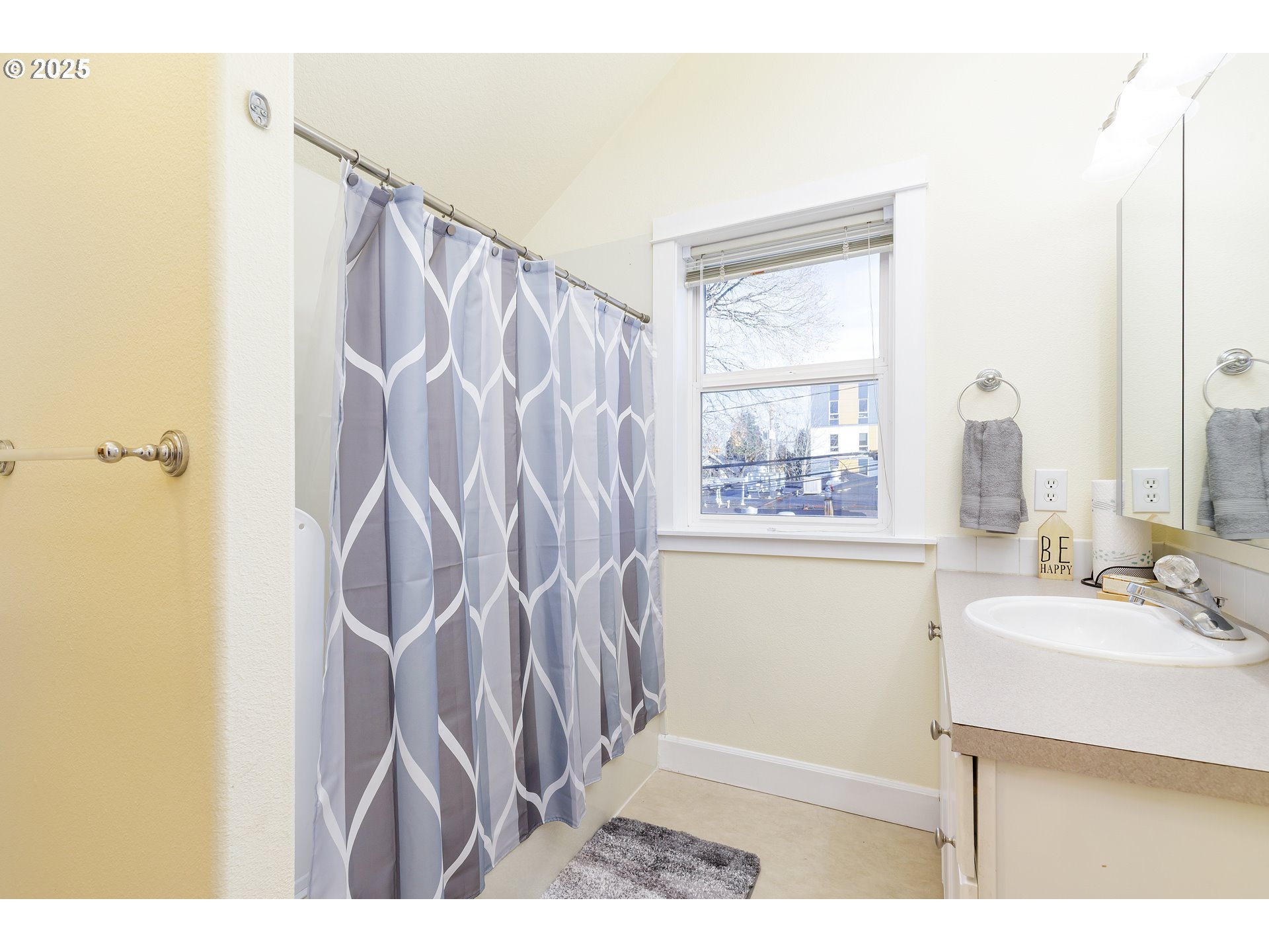 2913 Northeast Killingsworth Street Portland, OR 97211 - Photo 21 of 36 Bathroom